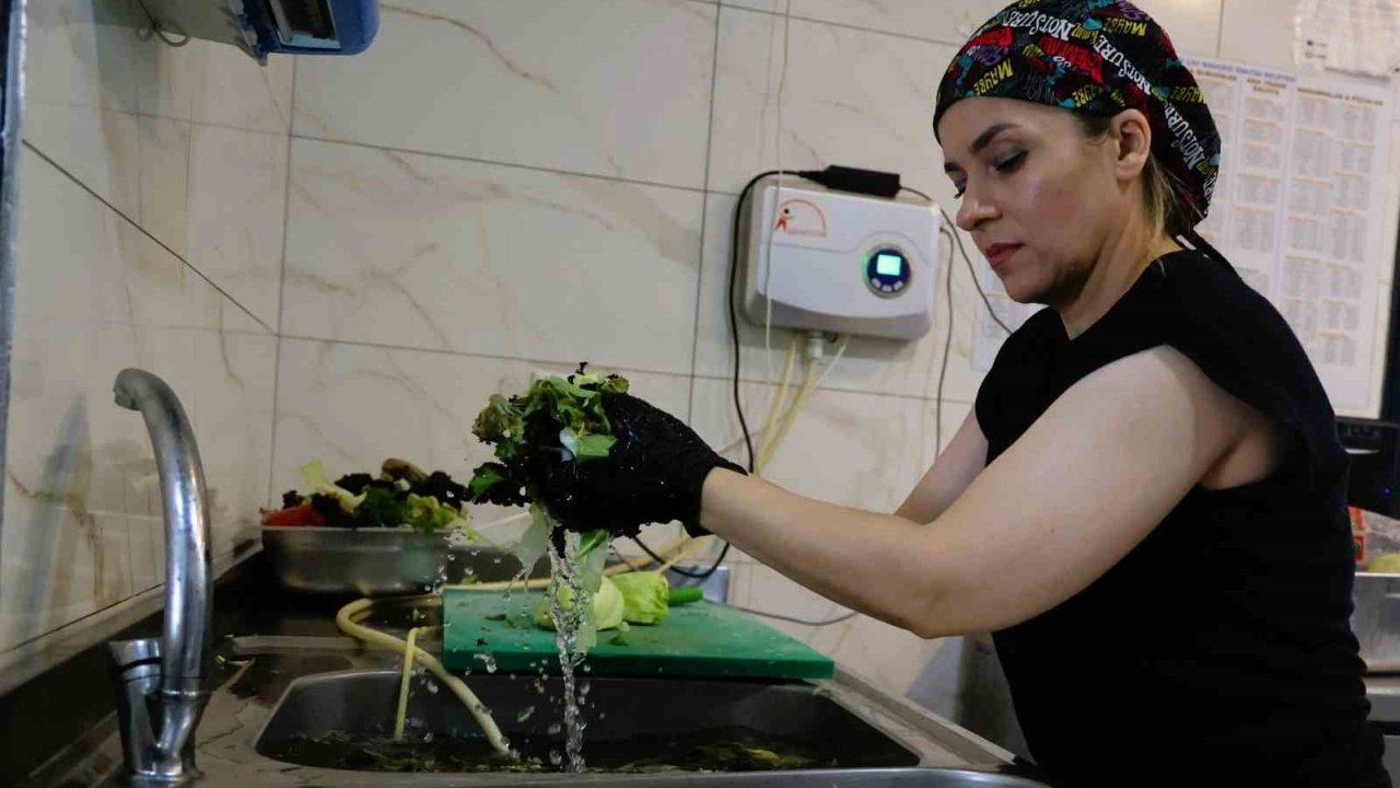 Büyükşehir EKDAĞ tesislerinde sebze ve meyveler ozonlu su ve gazla yıkanıyor