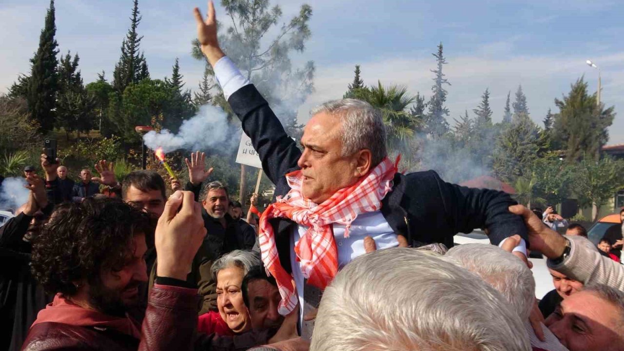 CHP’den istifa eden Çakır memleketi Mersin’de coşkuyla karşılandı