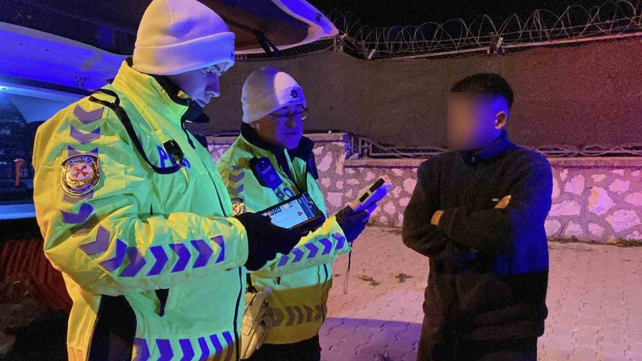 Ehliyetini 2 yıl önce aldığını söyledi, aday sürücü olduğu tespit edilince ehliyeti iptal edildi