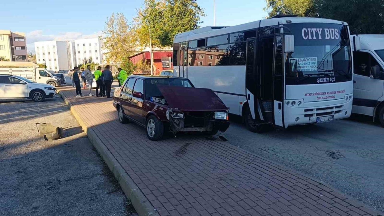 Ehliyetsiz sürücünün kullandığı otomobil halk otobüsü ve motosiklete çarptı: 1 yaralı