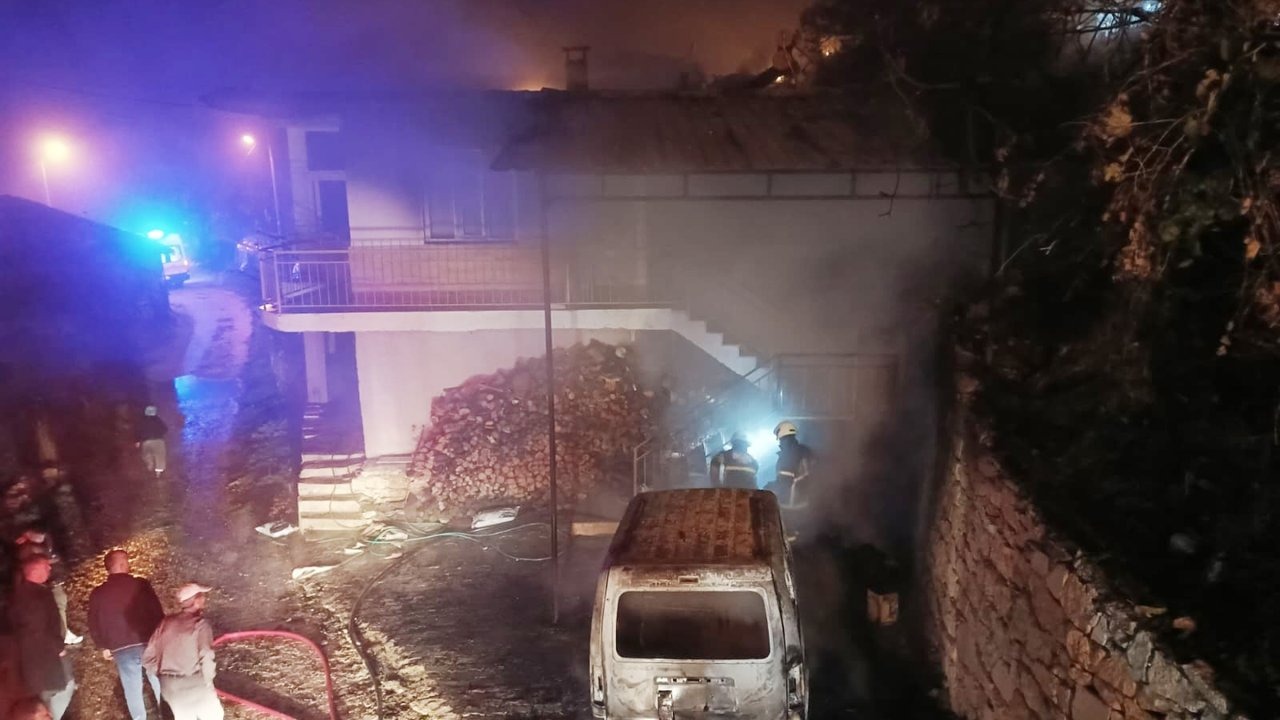 Evde başlayan yangın araca da sıçradı
