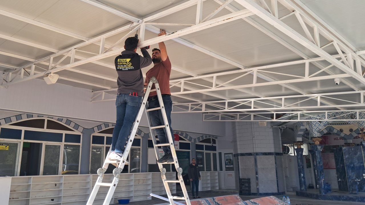 Fırtına ve şimşek, caminin elektrik tesisatına zarar verdi