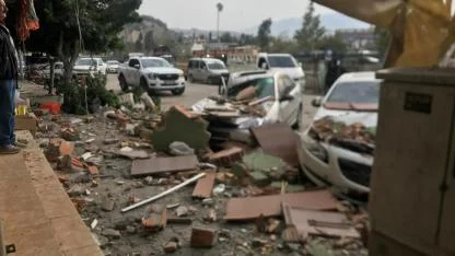 Fırtınanın etkisiyle yıkılan duvar 3 otomobile ve 1 motosiklet zarar verdi