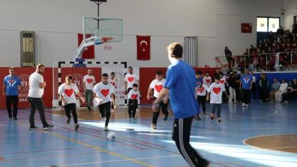 Gazipaşa'da engellilerle ilçe protokolü futsal maçı yaptı
