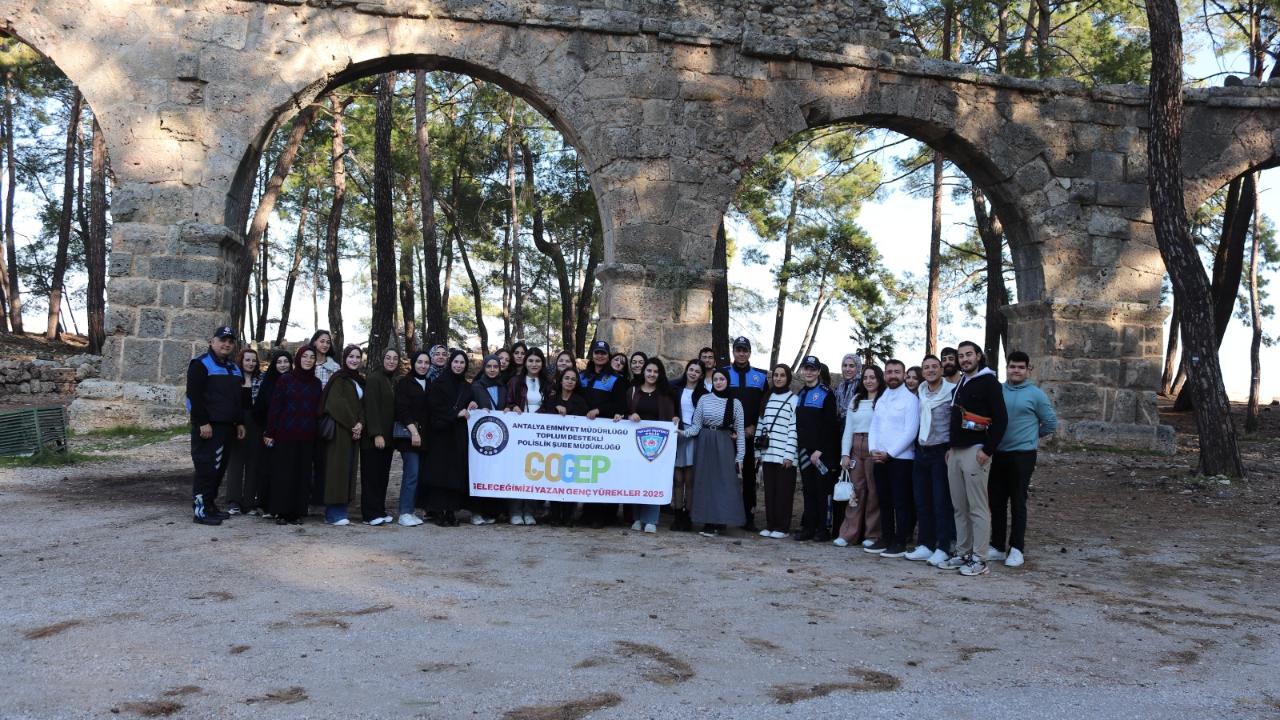 "Geleceğimizi Yazan Genç Yürekler" projesi kapsamında gençler Phaselis Antik Kenti'ni gezdi