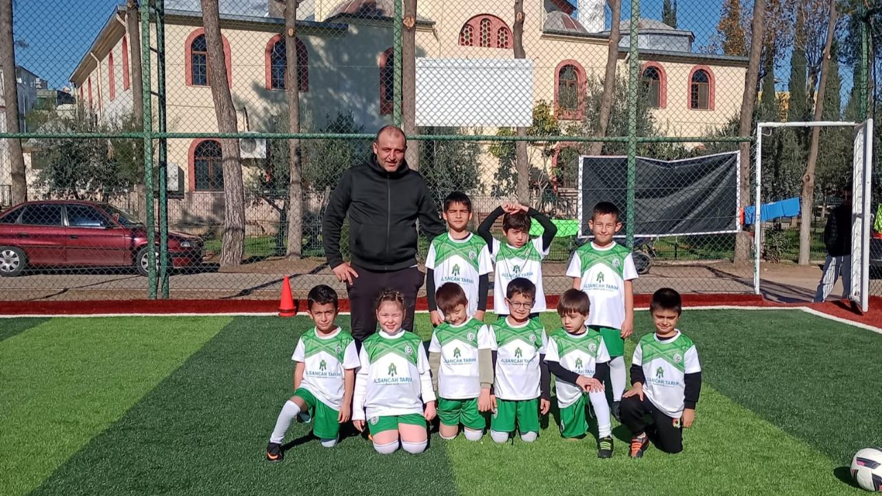 Geleceğin yıldızları Elmalı Belediyespor Futbol Okulu'nda yetişiyor!
