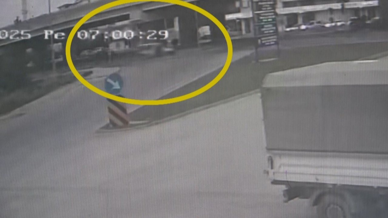 Hafif ticari aracın çarptığı yaya yola savruldu, kaza anı güvenlik kamerasına yansıdı