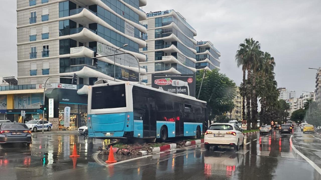 Halk otobüsü orta refüje çıktı!