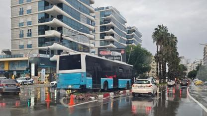 Halk otobüsü orta refüje çıktı!