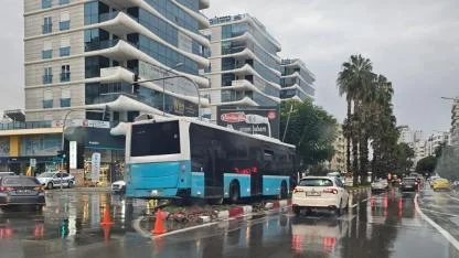 Halk otobüsü orta refüje çıktı!