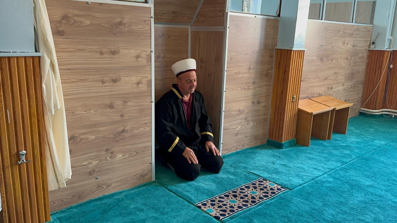 Isparta'da 35 yıldır aynı camide görev yapan imam gönüllere dokunuyor