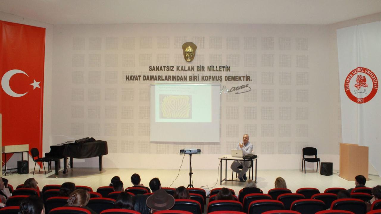 Isparta&#039;da &quot;Ayyıldız&quot; temalı sergi açıldı