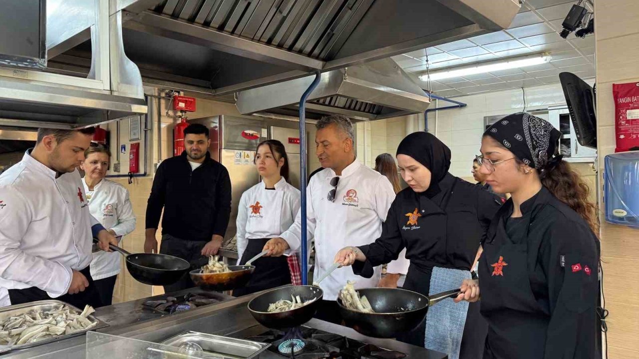 İstiridye mantarları gastronomi öğrencilerine tanıtıldı