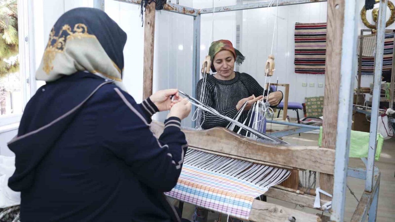 Kadınlar el emeği ve gönül birliğiyle üretiyor