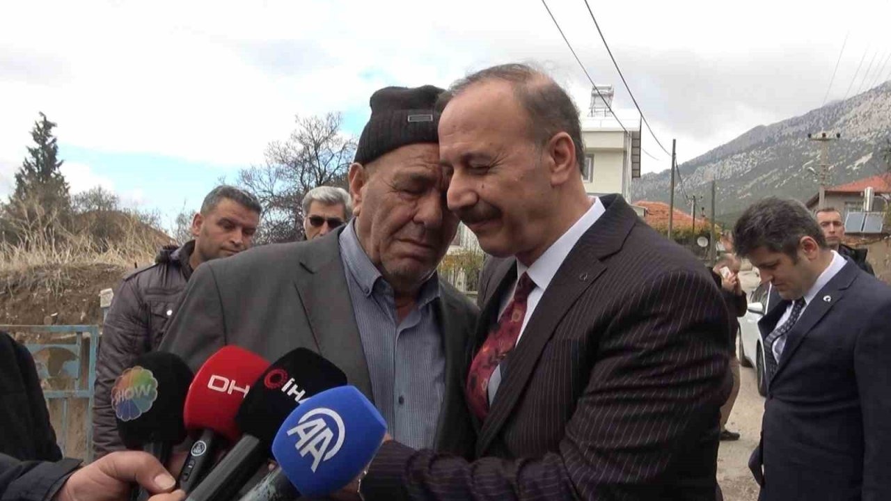 Kayıp baş arama çalışmalarında acılı baba, Vali Erin’e sarılarak gözyaşlarına boğuldu