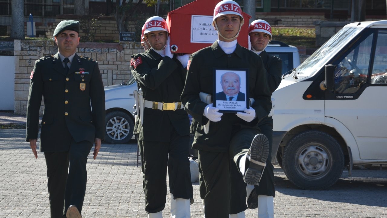 Kıbrıs gazisi askeri törenle toprağa verildi