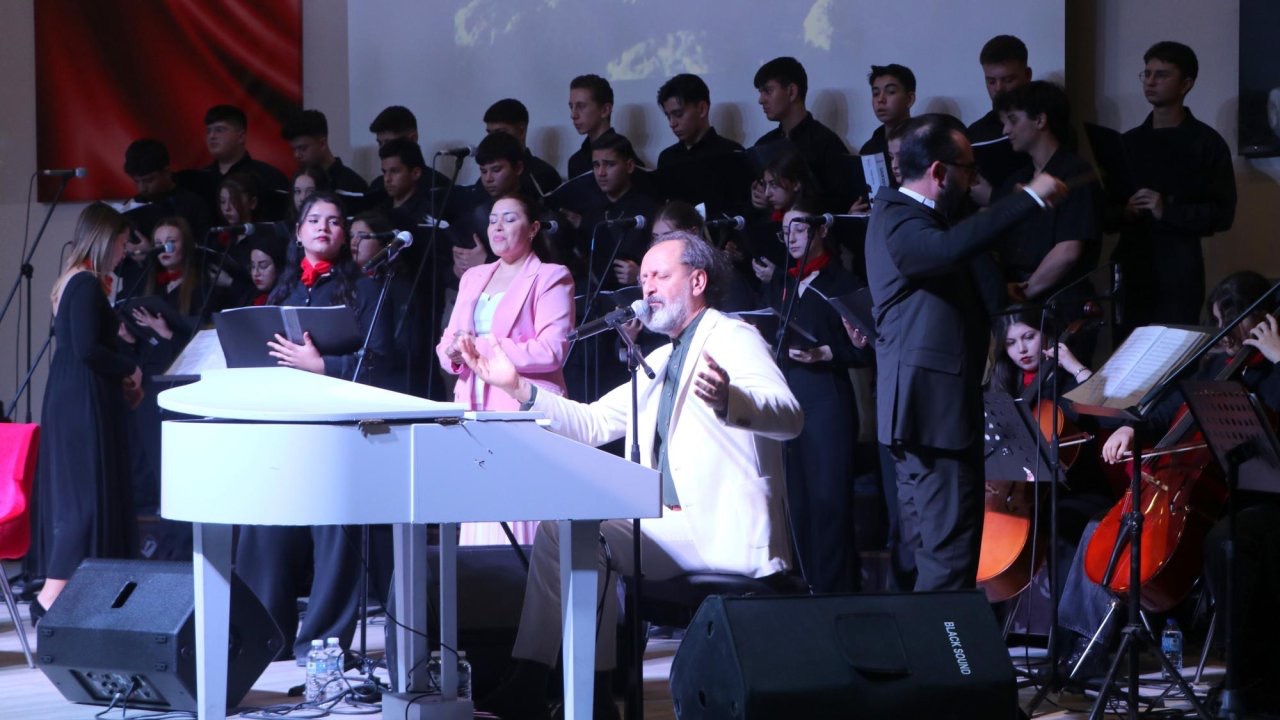 'Kim Var' sanat etkinliğinde Hacıoğulları sahne aldı