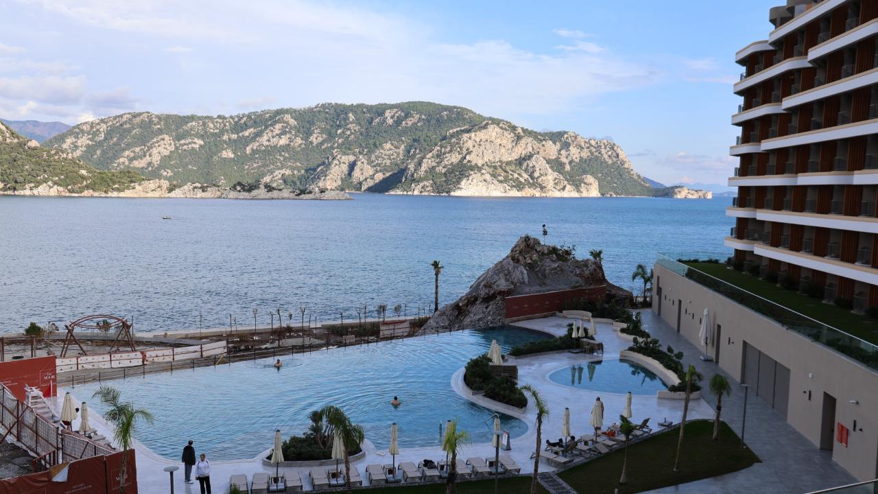 Kış ortasında havuz keyfi