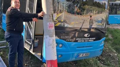 Kontrolden çıkan otobüs kaldırıma çıktı!