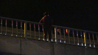 Köprüye çıkan kadını polis ölümün ucundan aldı, izleyenlerin arasından çıkan sözler pes dedirtti