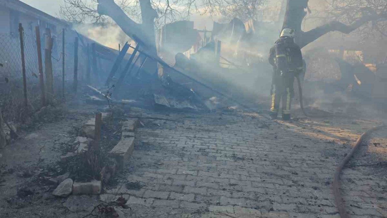 Korkuteli’nde yanan ev kullanılamaz hale geldi