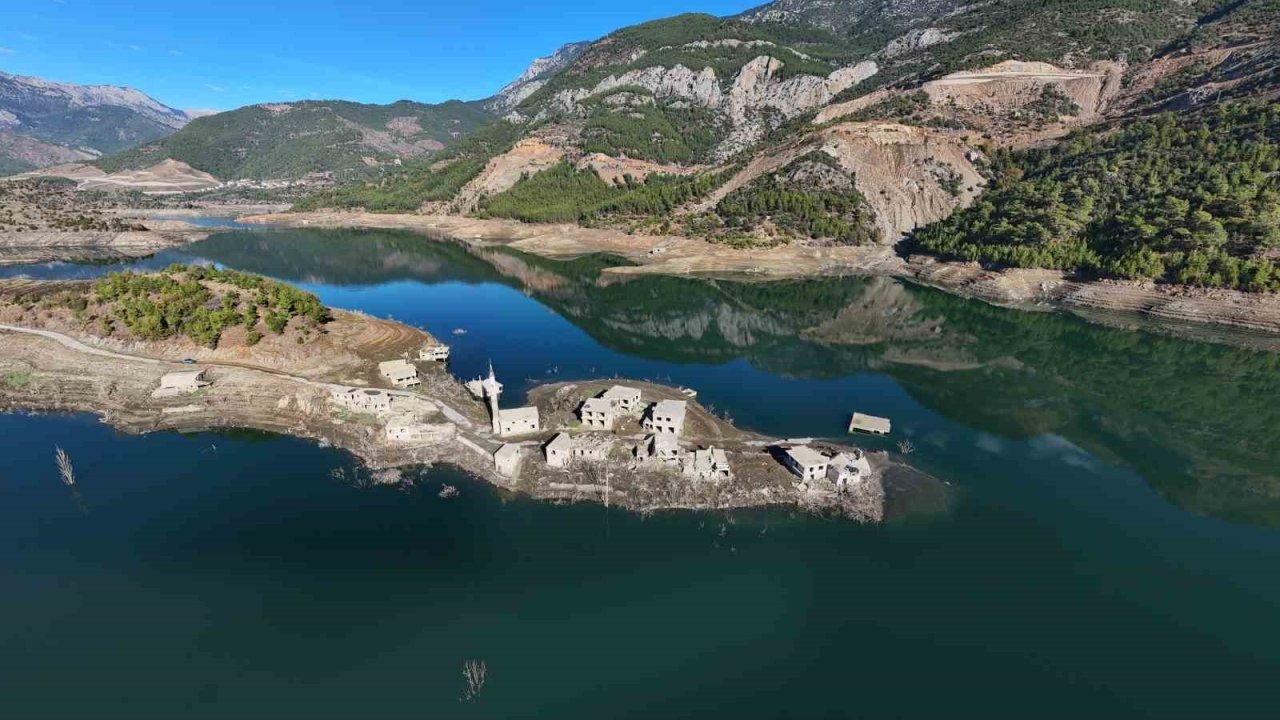 Kuraklık Kıbrıs’a içme suyu sağlayan barajı da vurdu: Su altındaki köy ortaya çıktı