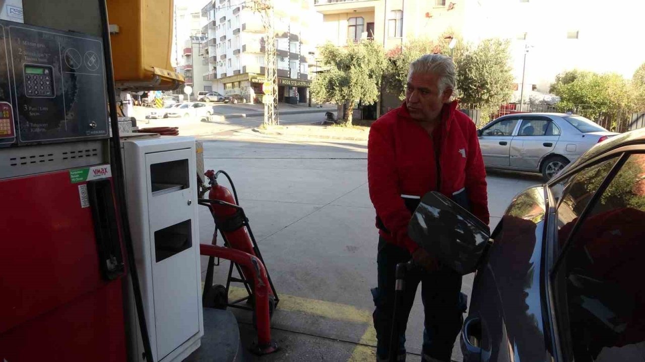 LPG pompası takılıyken hareket eden araca pompacı son anda müdahale etti
