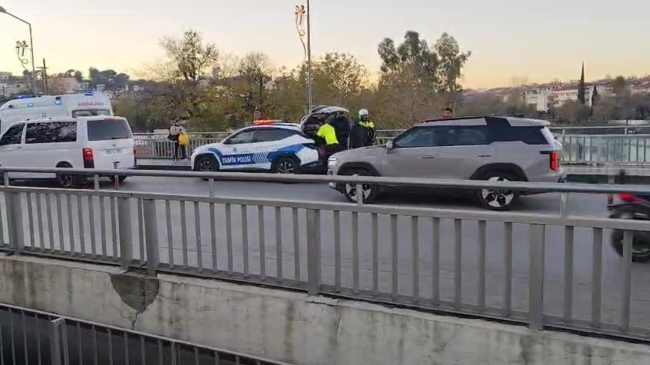 Manavgat Köprüsü’nde devrilerek otomobile çarpan motosikletli yaralandı