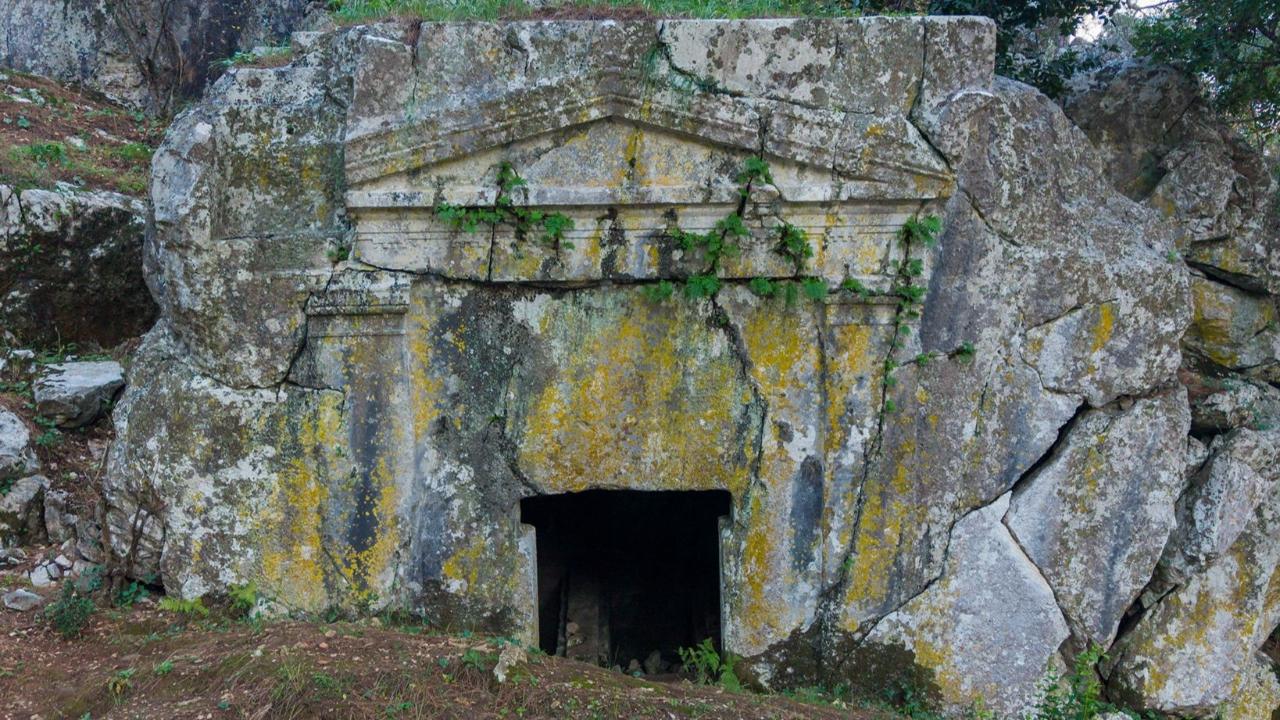 Marmaris Ticaret Odası’ndan 2 bin yıllık kaya mezarlarına kameralı koruma desteğ