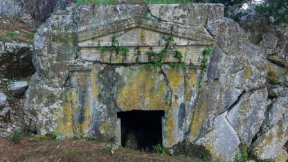 Marmaris Ticaret Odası’ndan 2 bin yıllık kaya mezarlarına kameralı koruma desteğ