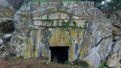 Marmaris Ticaret Odası’ndan 2 bin yıllık kaya mezarlarına kameralı koruma desteğ