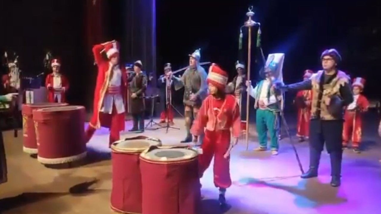 Mehteranda kösü düşmana vurur gibi vuran genç sosyal medyayı salladı