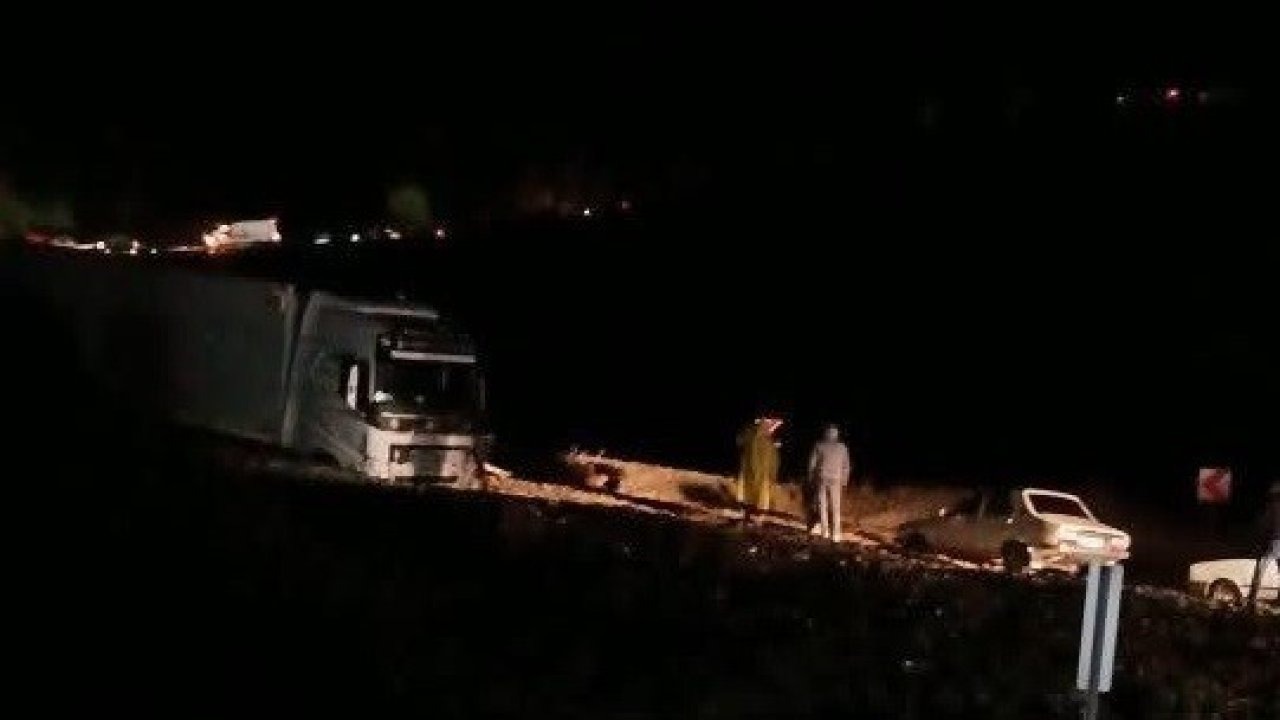 Mersin-Antalya arasında selle gelen mucurlar yolu kapattı