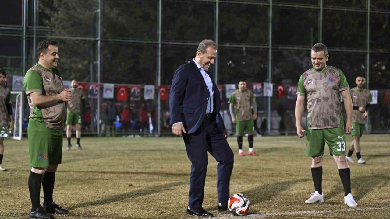 Mersin Büyükşehir Belediyesinin birimler arası futbol turnuvasına start verildi