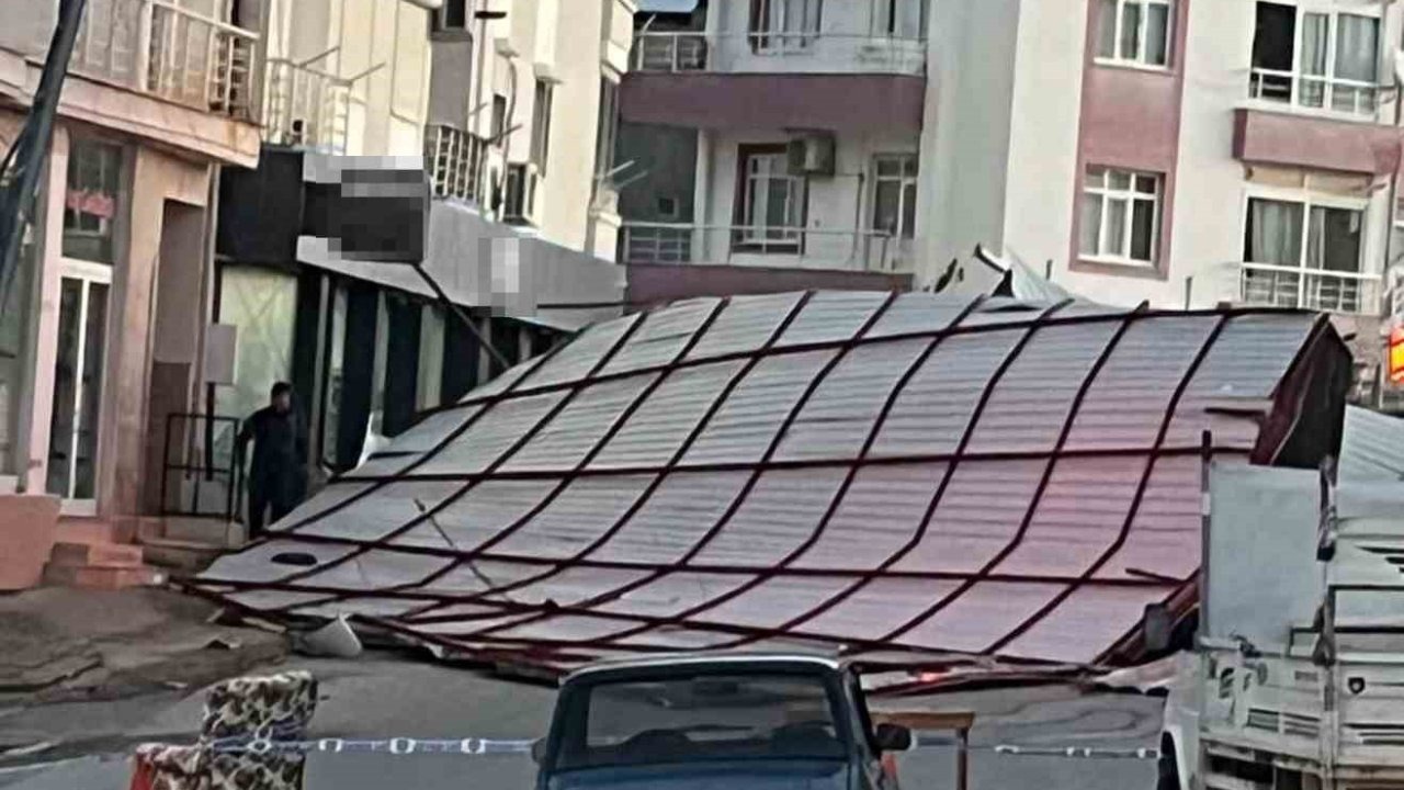 Mersin Mut’ta fırtına çatıyı uçurdu