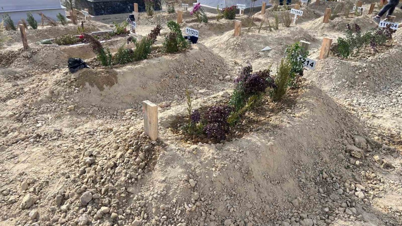 Mersin’de komşusu tarafından öldürülen anne ve oğlu toprağa verildi