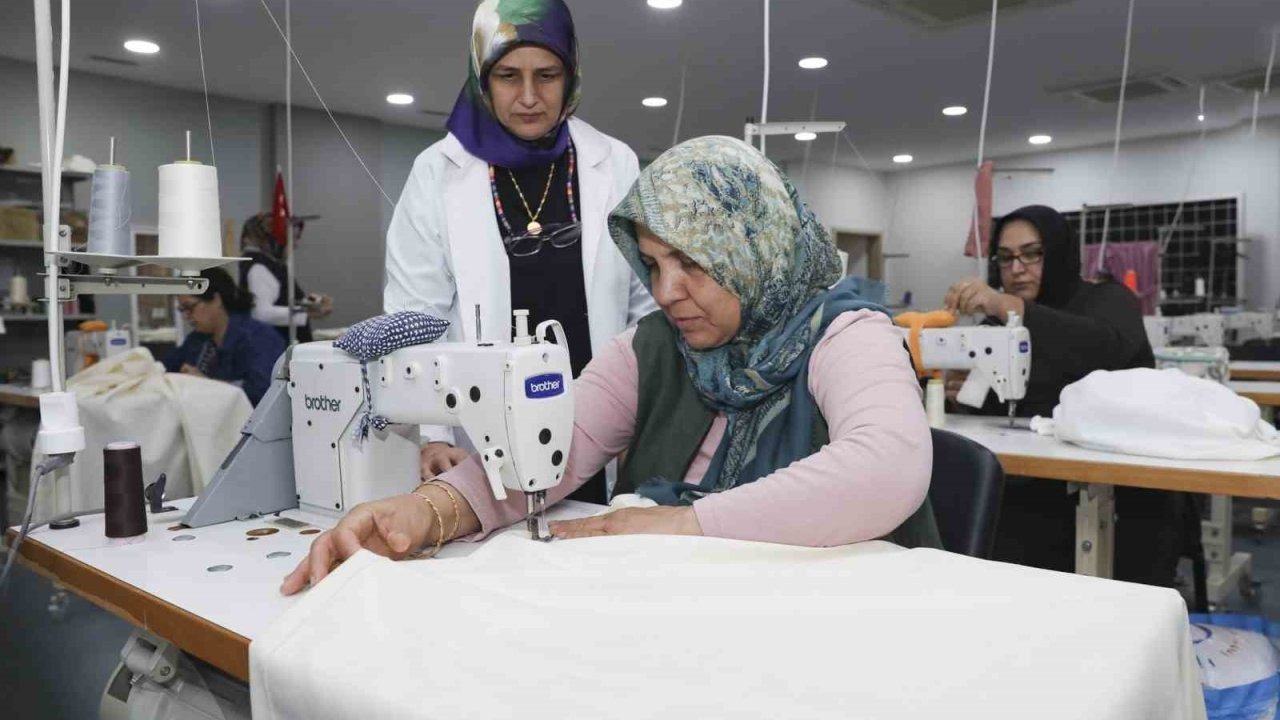 Mersin’de özel birey anneleri dikiş kursunda hem üretiyor hem sosyalleşiyor