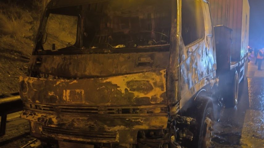 Mersin’de tır yanarak kullanılamaz hale geldi