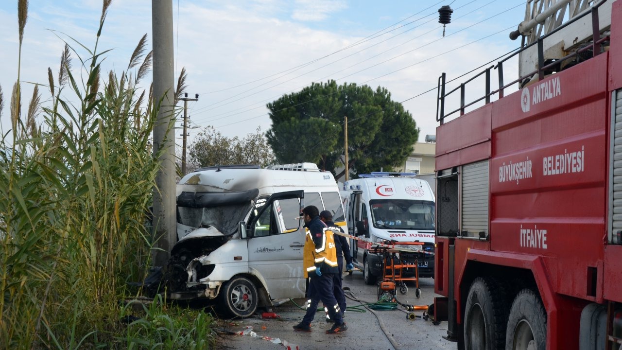 Minibüs direğe çarptı: 2 yaralı