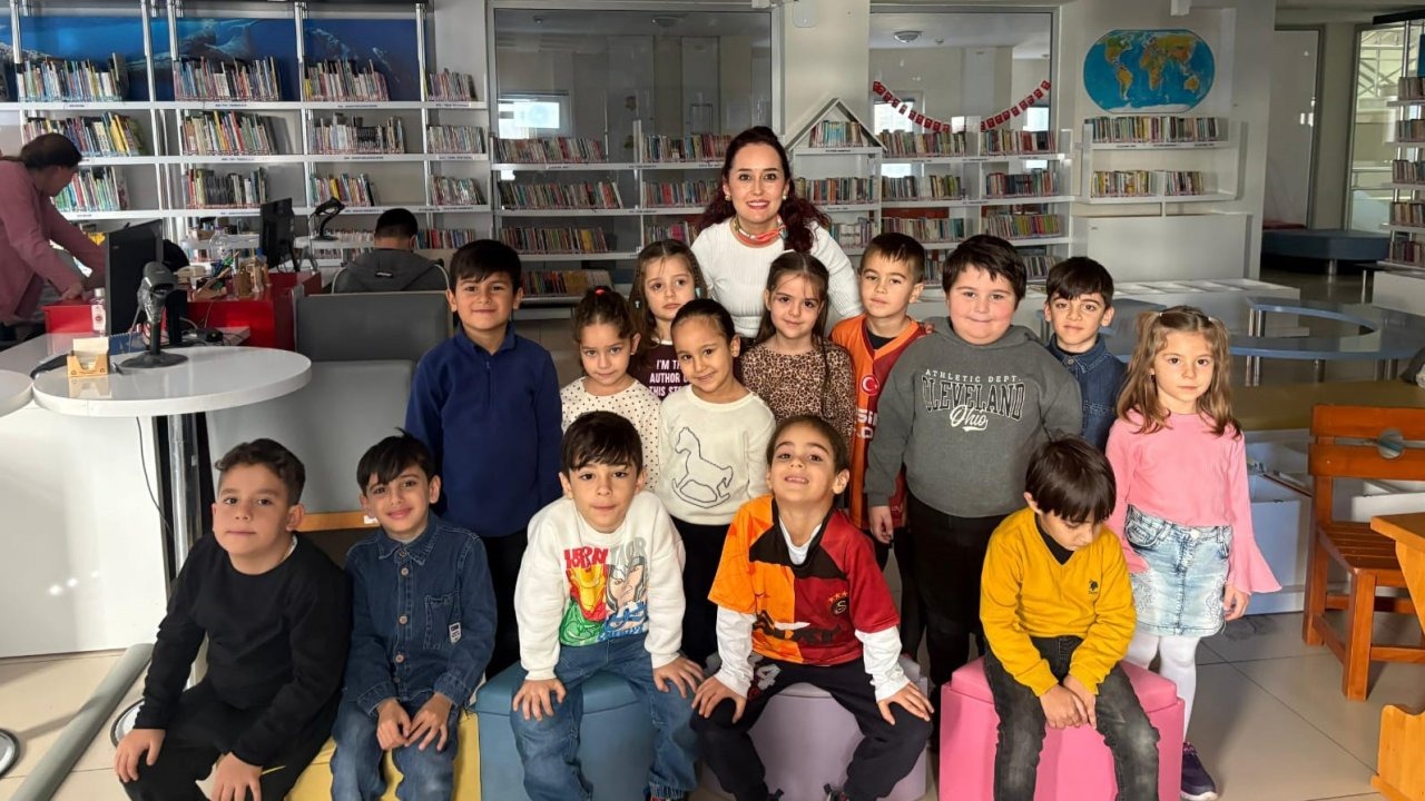 Minik okurlar, kütüphanede yazarla buluştu