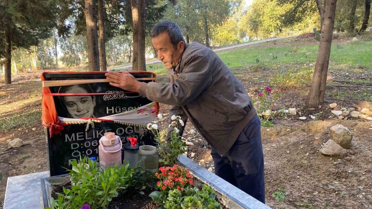 Motosikletle okula götürdüğü kızını kazada kaybetti, mezarına diktiği çiçeklere hırsızlar musallat oldu