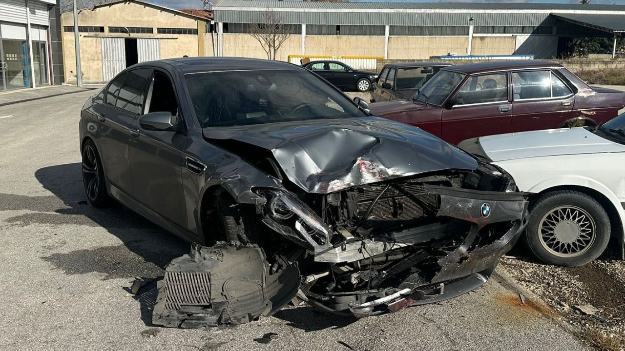 Oto yıkamacının, müşterisinin otomobiliyle yaptığı kaza kamerada