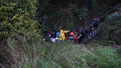 Otomobil uçuruma düştü