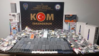 Otomobilin her yerinden telefon ve elektronik sigara fışkırdı