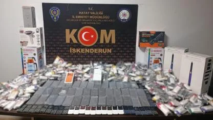 Otomobilin her yerinden telefon ve elektronik sigara fışkırdı