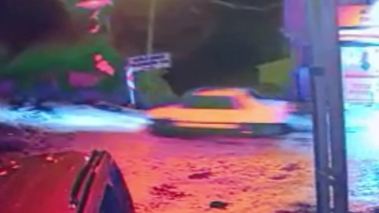 Otomobilin metrelerce aşağı düştüğü o anlar kameraya yansıdı: 2 yaralı