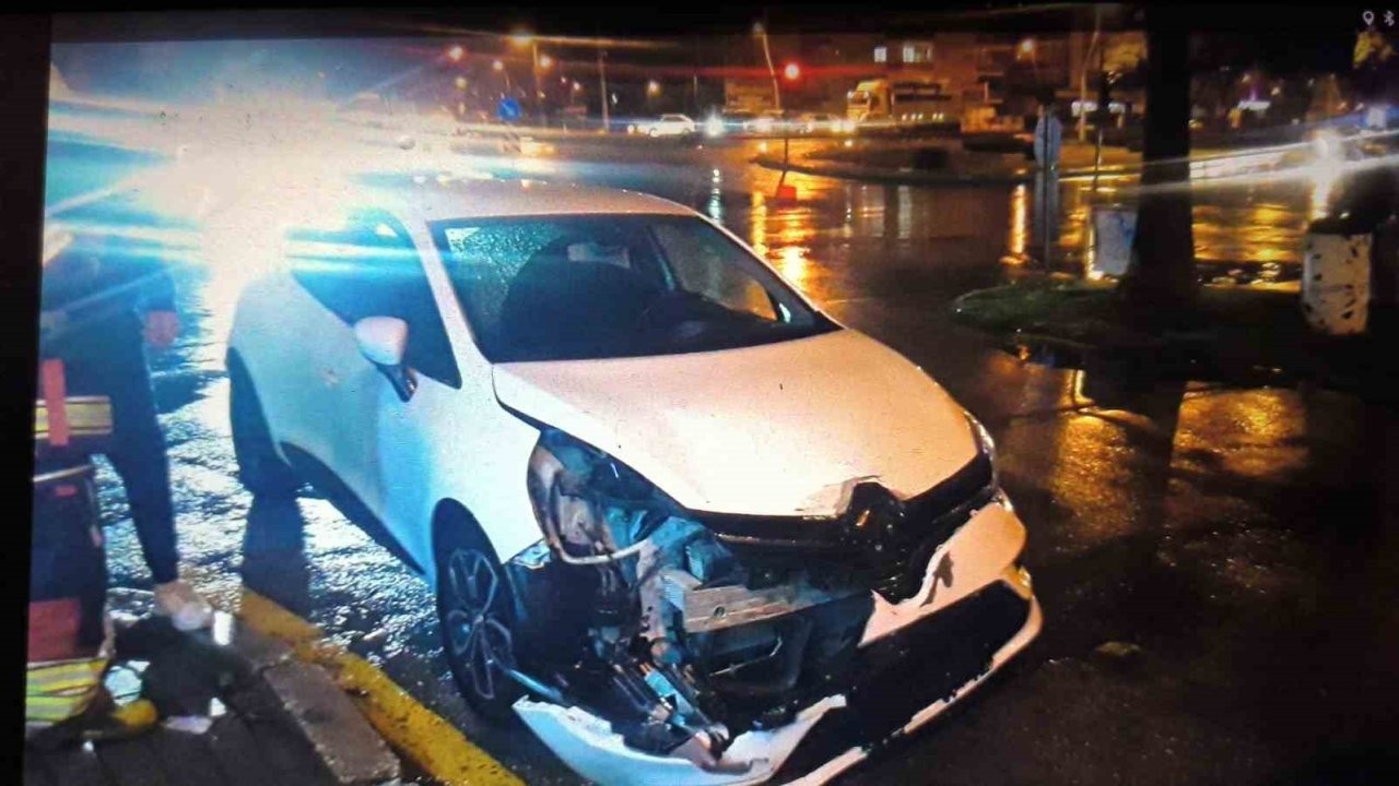 Otomobiller çarpıştı: 2 yaralı