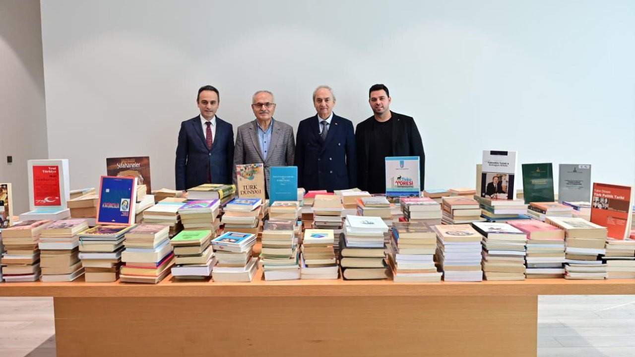 Profesörden Antalya Kütüphanesi&#039;ne 2 bin kitaplık bağış