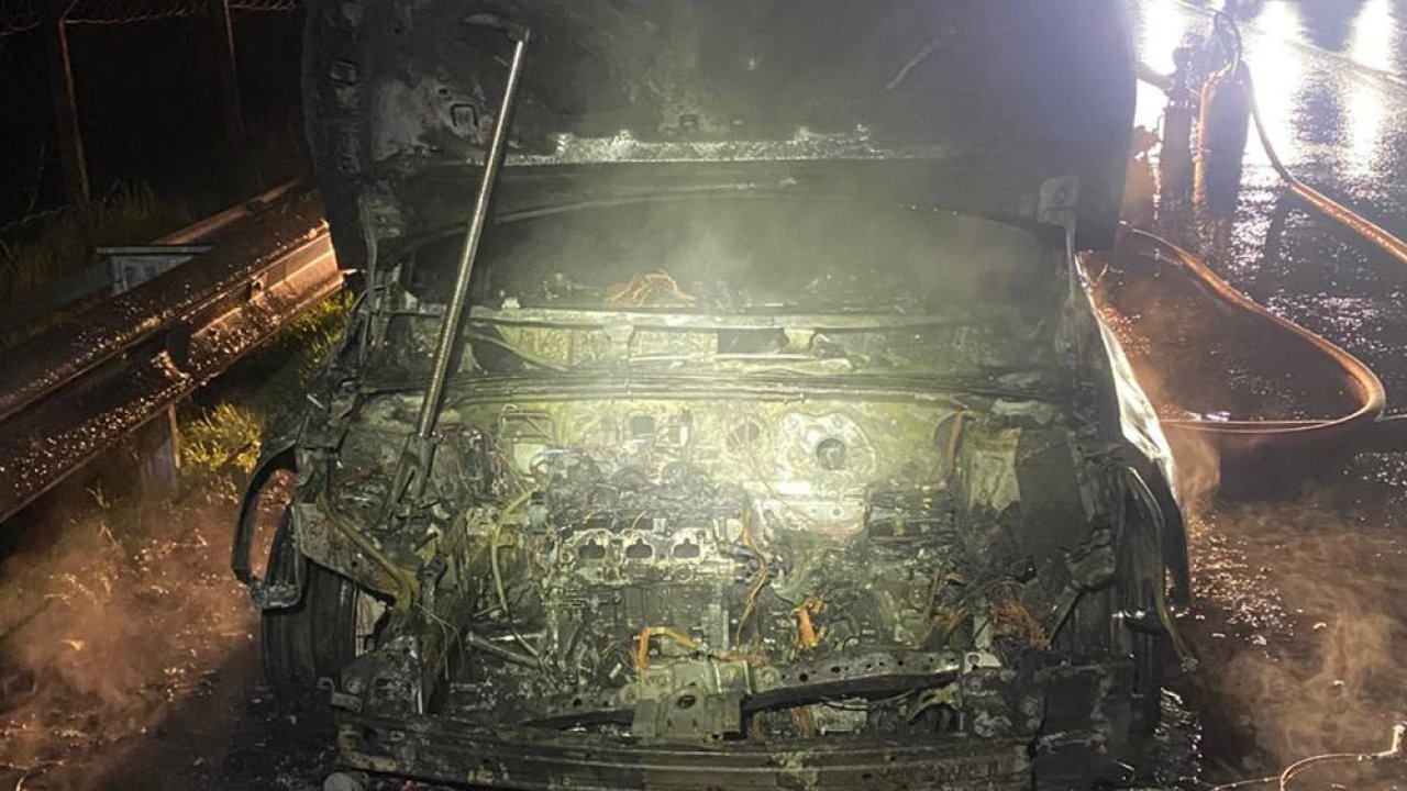 Seyir halindeki otomobil alev alev yandı