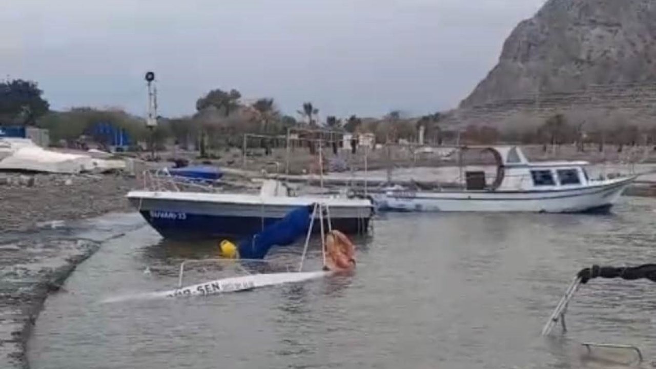 Silifke’de fırtına tekneleri batırdı